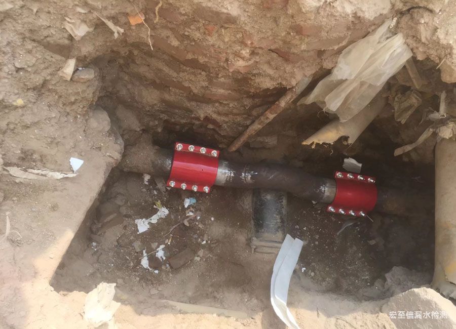 青島市南區(qū)上清路戶(hù)外管道漏水檢測(cè)維修現(xiàn)場(chǎng)