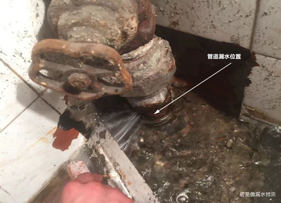 青島嶗山區(qū)主管道漏水維修施工現(xiàn)場(chǎng)